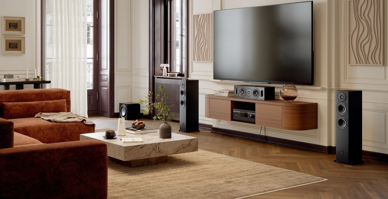 Gro_(imgi_15_SONIK-1-5-CINEMA_Black-Ash_Lifestyle_Surround_wide)